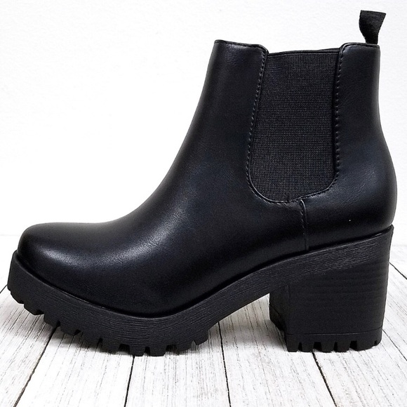 **SOLD*** NWT Black Chelsea Boots Size 6.5 - Picture 2 of 5